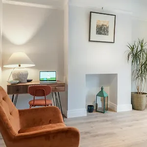 Close To City Centre Stylish 3 Bedroom House Holiday home