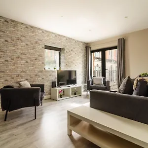 Quarters: Modern Centre Hub 3 Bed Apartment